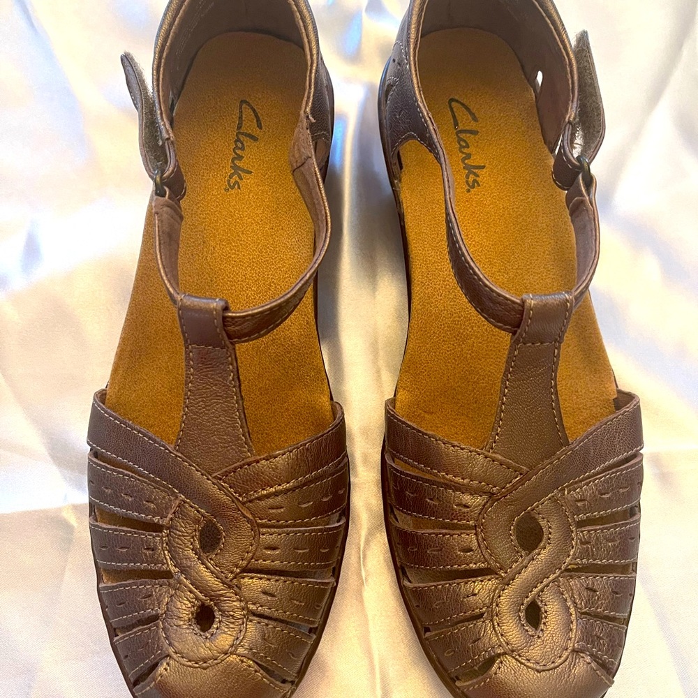 Clarks T-Strap dress shoe size 7W in dark gold leather.